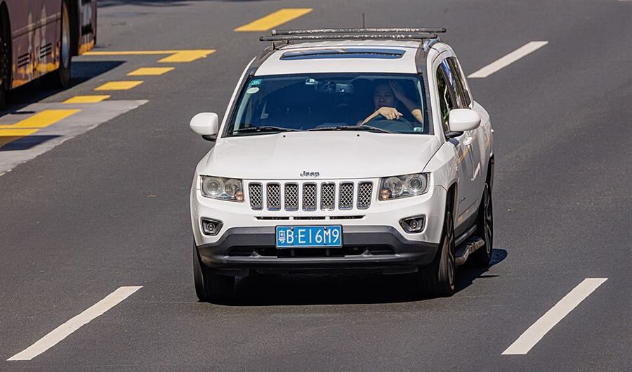 Jeep Compass 2020 em movimento na estrada
